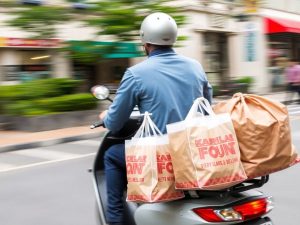 Livrare rapidă de mâncare în România.